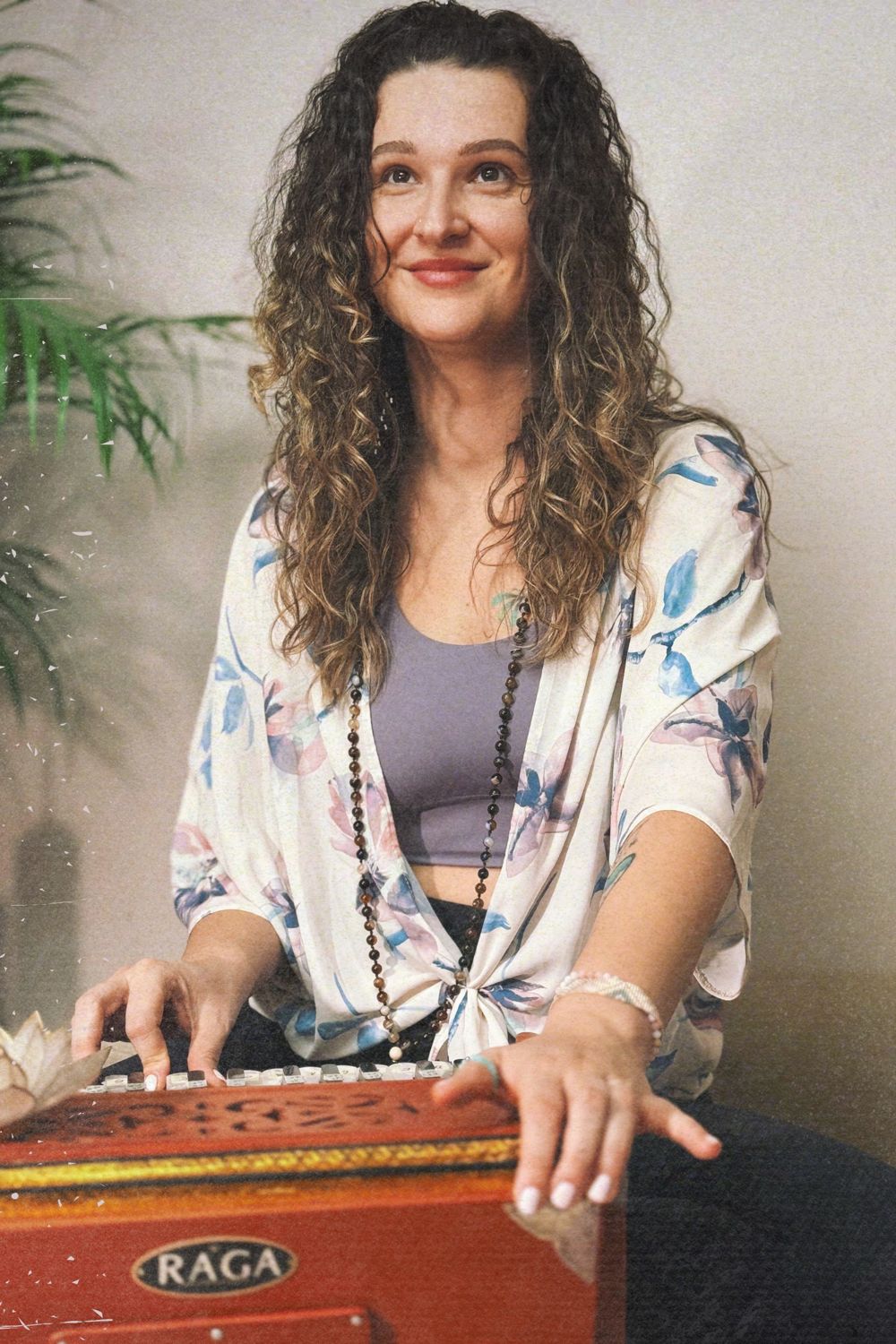 Lucia Hirko pri harmóniu